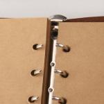 دفتر ملاحظات جلد طبيعي مزخرف بأوراق مع تعليقة معدنية