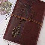 دفتر ملاحظات جلد طبيعي مزخرف بأوراق مع تعليقة معدنية