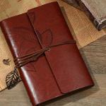 دفتر ملاحظات جلد طبيعي مزخرف بأوراق مع تعليقة معدنية