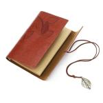 دفتر ملاحظات جلد طبيعي مزخرف بأوراق مع تعليقة معدنية