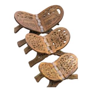 حامل مصحف خشبي منقوش – قابل للطي (متوفر بثلاثة مقاسات)