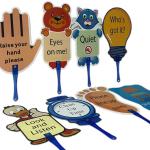 اشارات ولوحات تعليمية توجيهية للطلاب بالعربي والانجليزي ، لوحات توجيه الطلاب ، مسكات باليد تنظيمية للصف