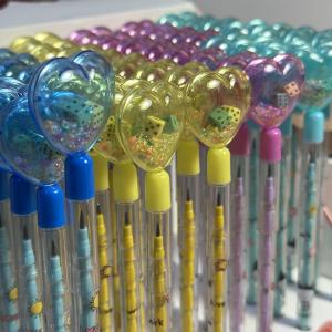 قلم رصاص مزخرف برأس قلب شفاف