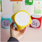 ، مكعب ،حجر النرد بأوجه فارغة للكتابة مكعبات